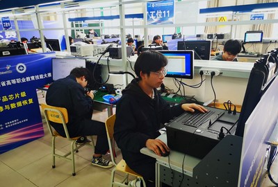 河南省20所高校同臺(tái)競(jìng)技，電子產(chǎn)品芯片級(jí)維修與數(shù)據(jù)恢復(fù)大賽圓滿落幕，信息工程學(xué)院選手脫穎而出斬獲一等獎(jiǎng)